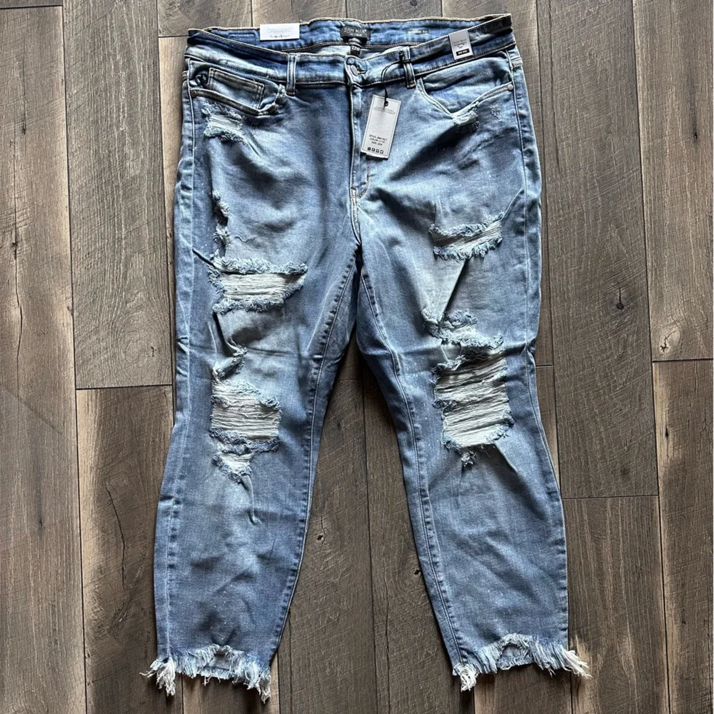 Judy Blue Plus Size Mid Rise Monroe Distressed Boyfriend Mom Jeans - Picture 1 of 8